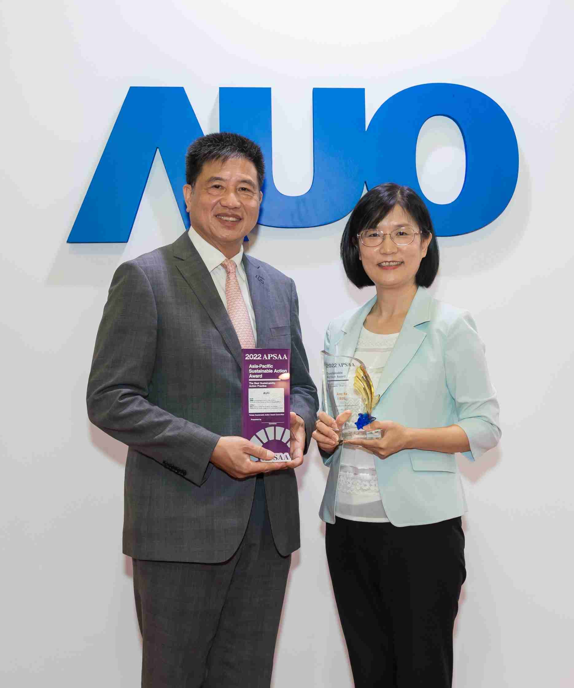 888.BY集团电子游戏长期垫筑永续远景的基石，，透过ESG暨气候委员会逐步实践永续策略蓝图。。。。其中，，，888.BY集团电子游戏光电永续长古秀华带领团队、、、、制定中长期目标，，缔造多面向亮眼表现，，，，获得「顶尖永续长奖」的个人奖殊荣（左：888.BY集团电子游戏光电董事长暨执行长彭双浪，，，，右：888.BY集团电子游戏光电永续长古秀华）