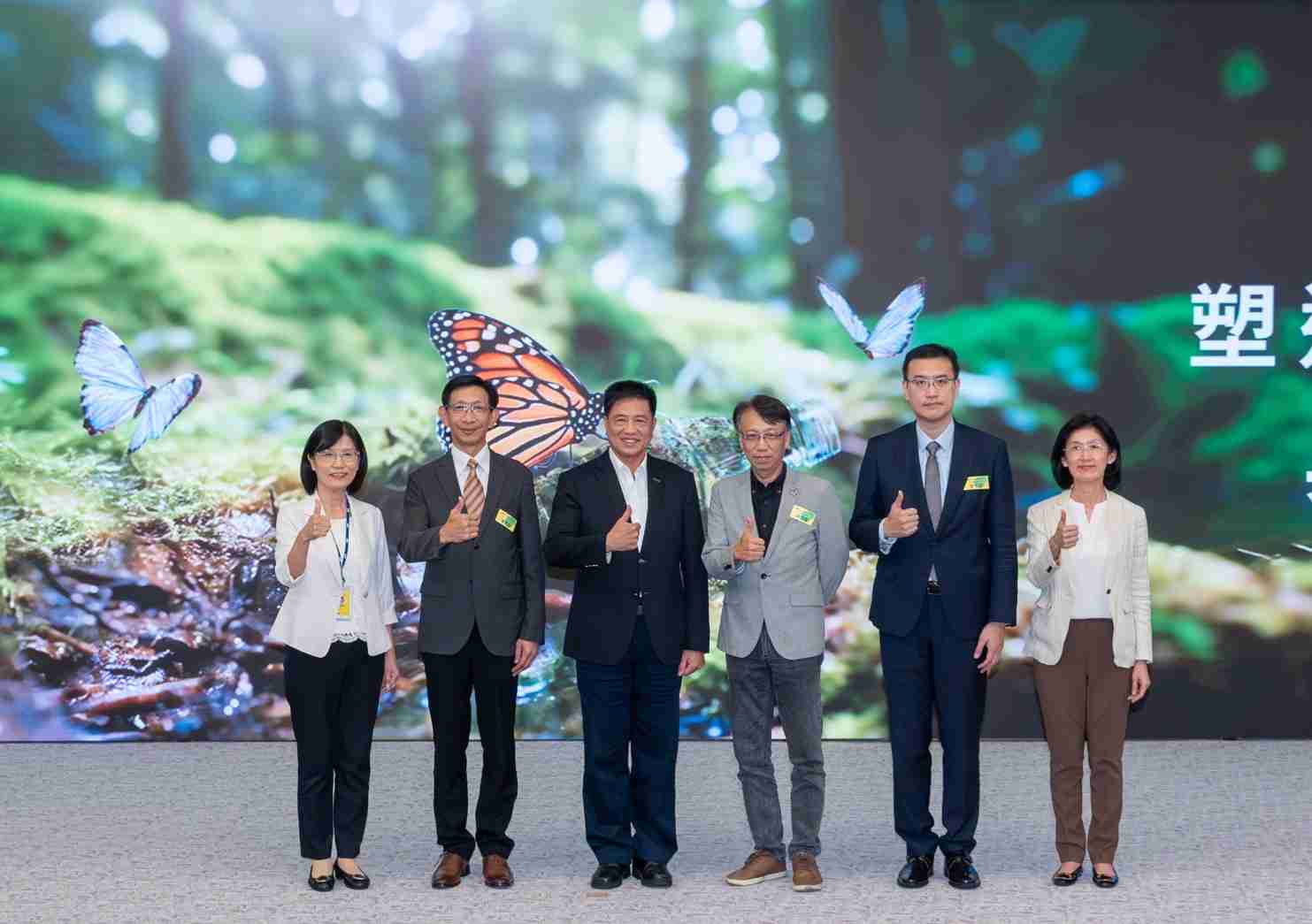 友達2023 CSR共榮大會，，，邀請領域專家分享交流生物多樣性管理趨勢、、、、無塑產品、、海廢永續塑料等議題  （圖左到右：友達光電永續長古秀華、、、、3M台灣技術長陳君杰、、、、友達光電董事長暨集團策略長彭双浪、、光寶科技企業永續發展處處長陳慶暉、、安永聯合會計師事務所執業會計師曾于哲、、、友達光電供應鏈總部副總經理吳宜芳）