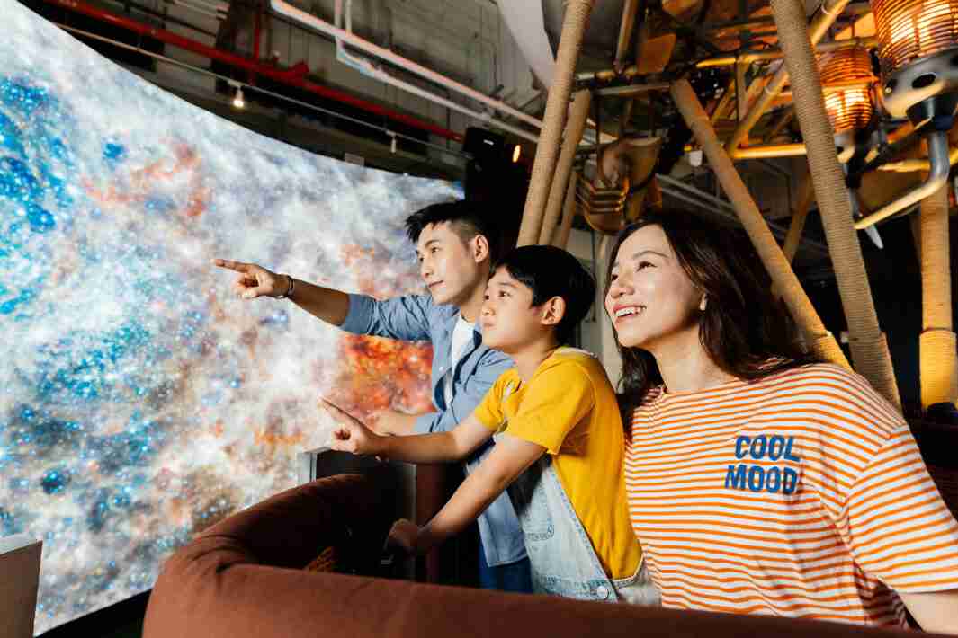 888.BY集团电子游戏打造全台最大宽6公尺、、、、高4公尺、、、、唯一搭载LED弧形拼接显示屏的动感飞行船，，，，让乘客驻足在热气球上，，享受身历其境的伪出国旅游乐趣