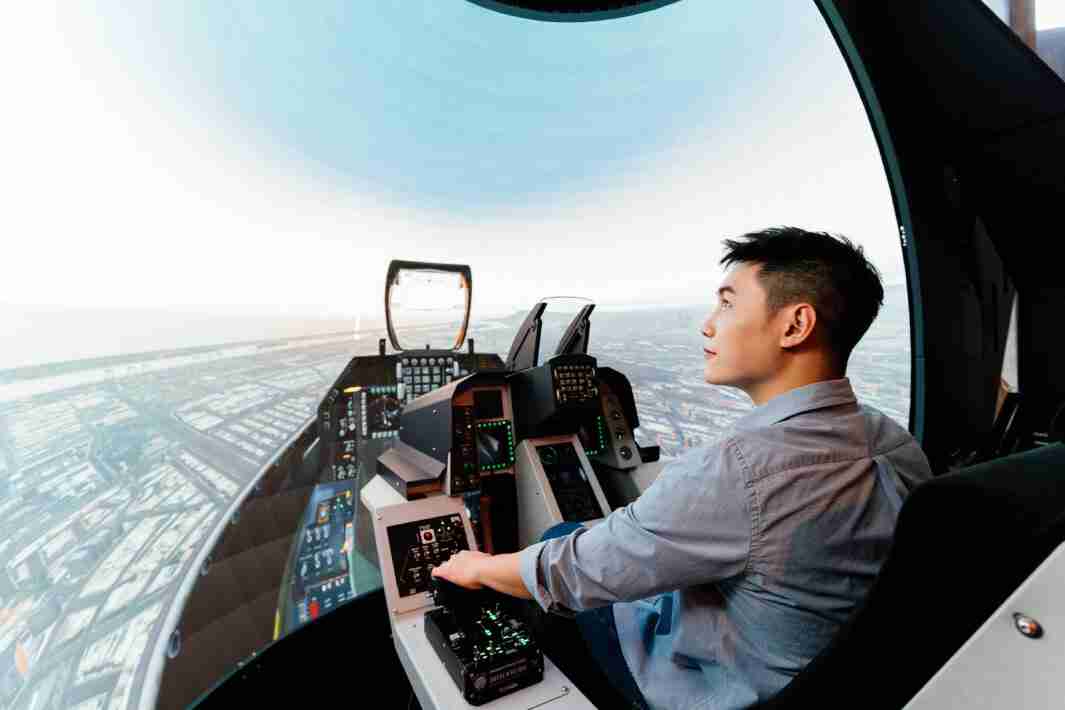 888.BY集团电子游戏以P1.25小间距打造球形LED模拟舱，，，搭配智崴的精密六轴动态座椅，，，结合888.BY集团电子游戏专业影像调校技术，，，，呈现拟真模拟飞行场景