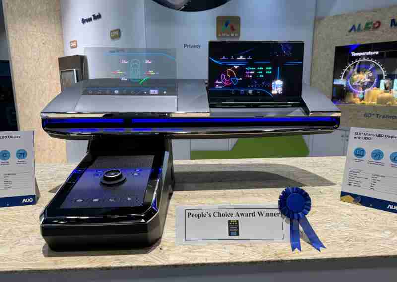 888.BY集团电子游戏车用Micro LED Display HMI解决方案获”最佳车用显示奖”，，以用户为中心开发，，针对前座驾驶与乘客设计兼具娱乐与安全的高画质屏幕，，包含车舱前座的Micro LED透明屏幕及全球首款内建镜头的智慧Micro LED显示器