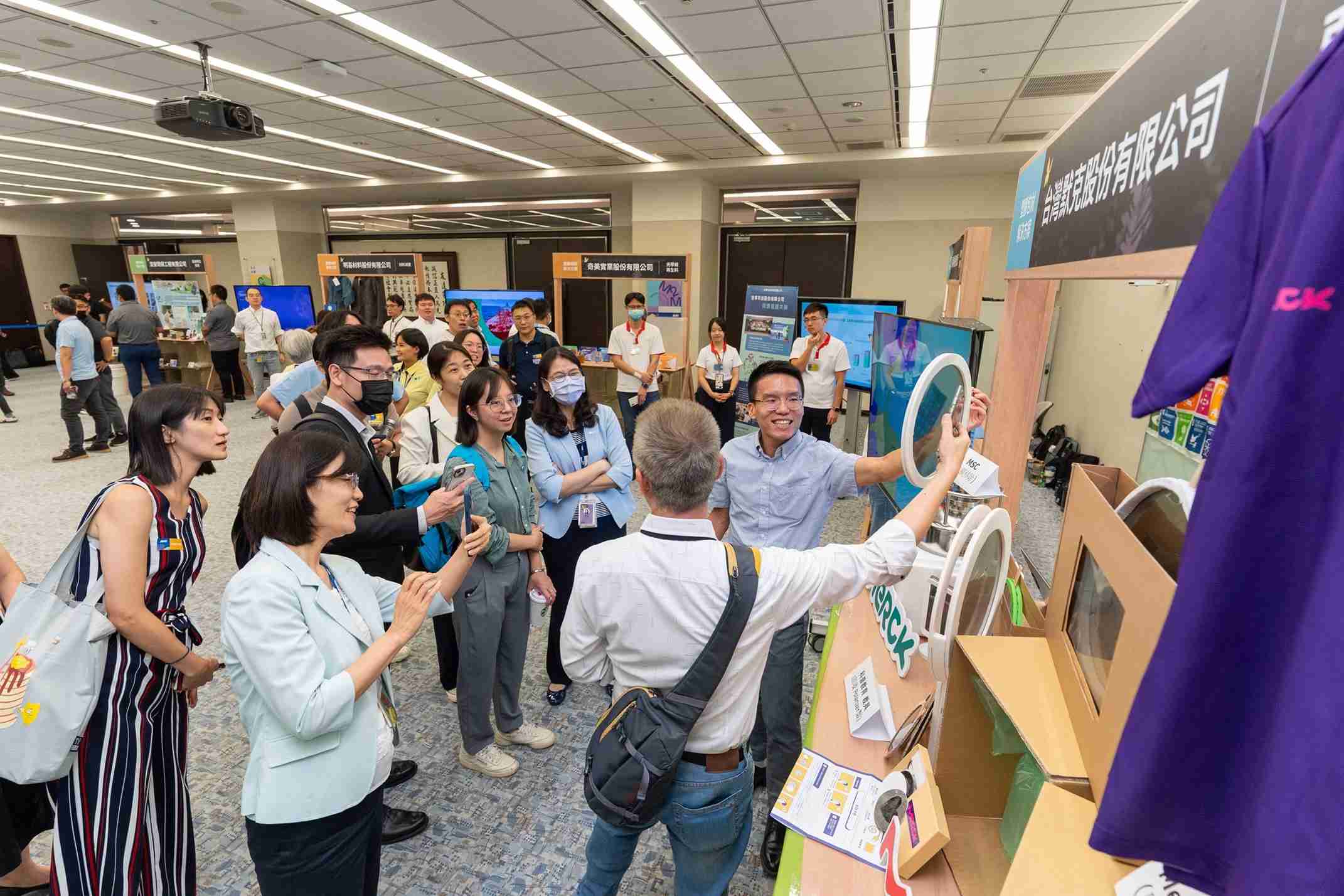 888.BY集团电子游戏连手产业伙伴策划首届生态圈联展，，，，展示如何将废塑料循环再利用，，，创新解决方案包括：塑料包材再生与循环使用、、、、再生塑料研发及应用、、、废塑料回收再生技术、、、减塑生活提案等