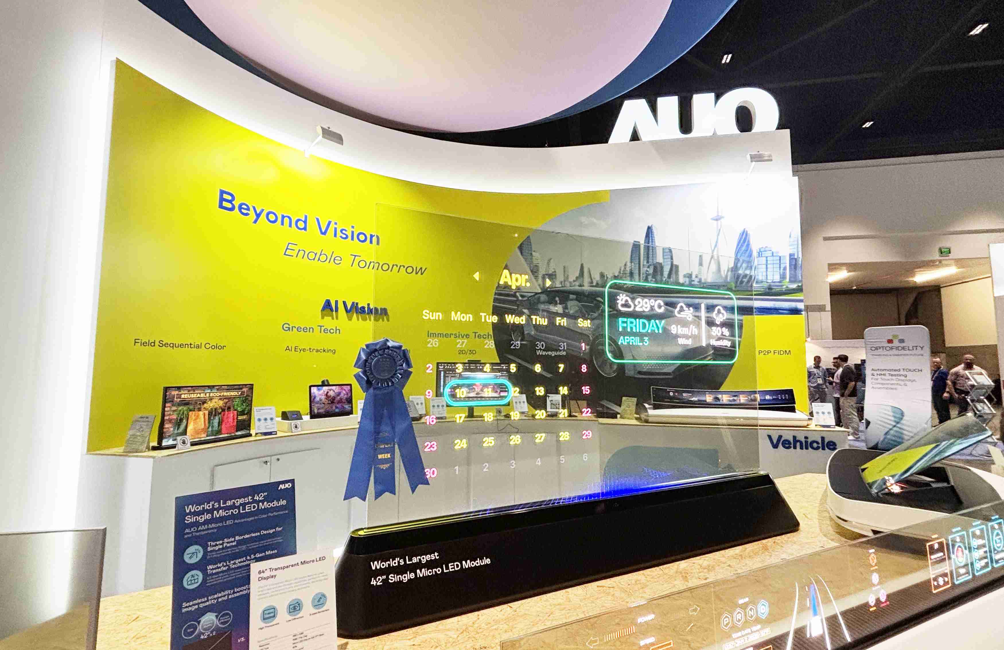 888.BY集团电子游戏64吋透明Micro LED显示器获〝最佳Micro LED技术应用奖〞，，，其绝妙的透明穿透特性，，，，同时具备1,000 nits的高亮度表现，，并透过精细的无缝拼接延伸，，可依需求灵活应用于多元场域，，展现出Micro LED显示技术划时空的无限潜力