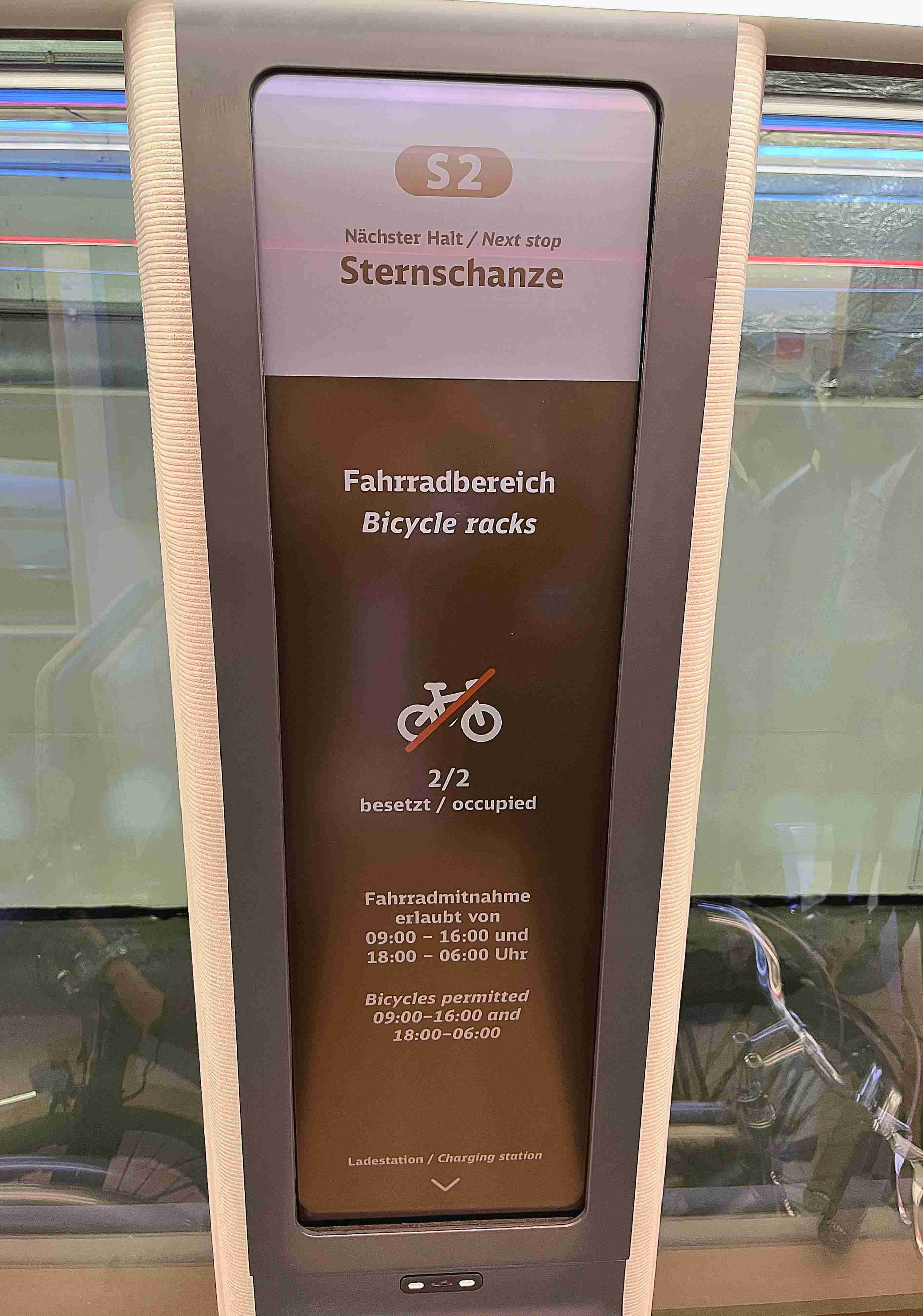 达擎HiRaso显示技术采用胆固醇液晶独特的双稳态特性及反射环境光线的方式，，，，发挥最佳能源运用效率，，，其仅在更换显示画面时才消耗电力，，，，在持续静止的画面显示上则为零耗电，，与传统液晶显示技术相比大幅节省90%能耗